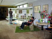 Erste Besucher bei der Ausstellung im Rathaus Budenheim