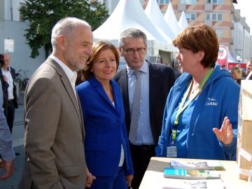 Ministerpräsidentin Malu Dreyer mit Ursula Wilbert-Borowski am NABU-Stand