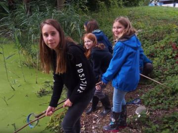 Naturschutz AG Video: Schulklasse entdeckt Biologische Vielfalt am Schulteich