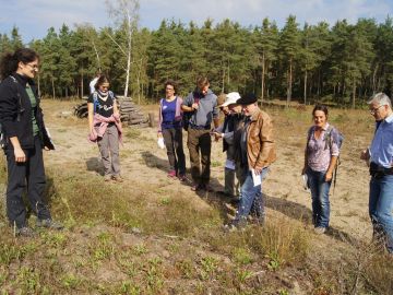 Mitglieder der Projektbegleitenden Arbeitsgruppe und die Maßnahmenbetreuer diskutieren die Naturschutzmaßnahmen im Projektgebiet "Hirschackerwald"