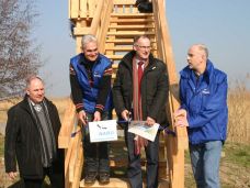 Der Wormser Bürgermeister Hans-Joachim Kosubek und der 1. Vorsitzende des NABU-Landesverbands Siegfied Schuch eröffnen Aussichtsplattform