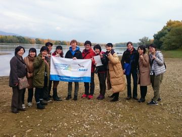 Projektleiter Egeling mit japanischer Delegation am Rhein
