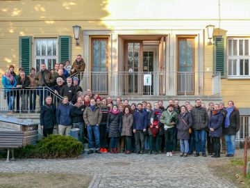 Teilnehmer(innen) des Treffens der AG Erhaltungskulturen vorm Tagungsgebäude im Botanischen Garten der Universität Potsdam