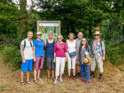 Exkursionsgruppe am Hinweisschild „Alte Eichen bei Gommersheim“