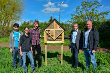 Errichtetes Wildbienenhotel mit Mitarbeitern der Chemischen Fabrik Budenheim und NABU-Helfern
