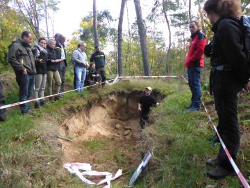 Mattias Rupp (FVA) zeigt Bodenschichten in der Schwetzinger Hardt (Foto: NABU/K. Fritzsch)